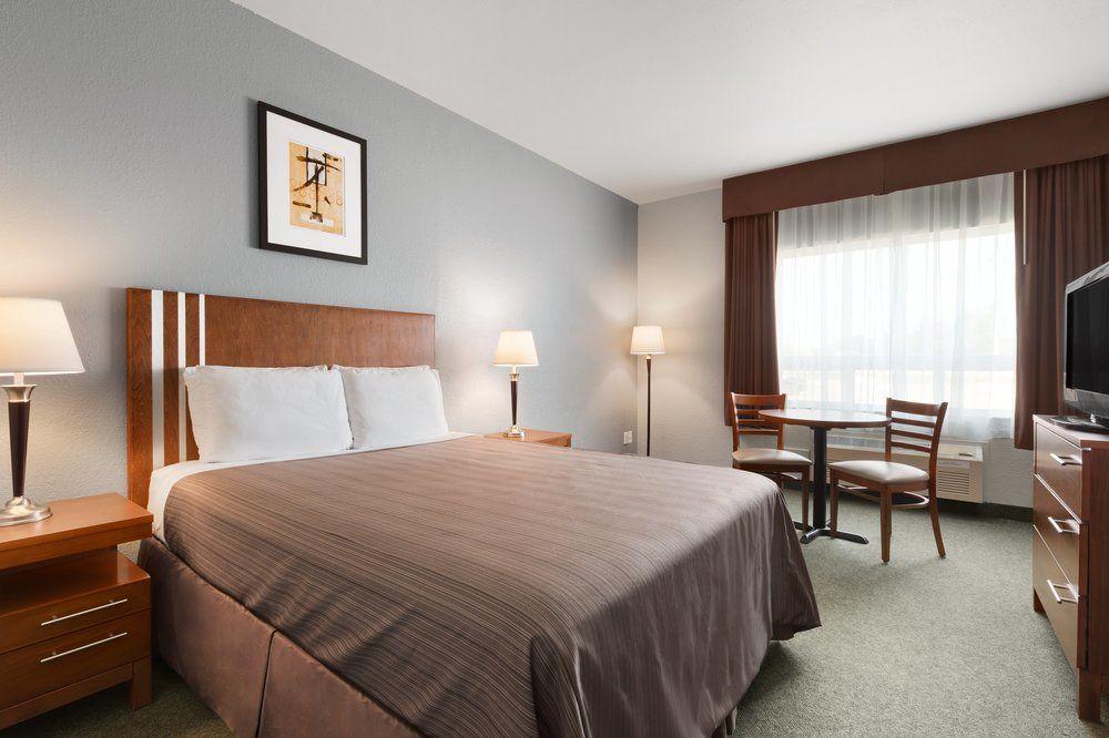 Days Inn By Wyndham High Prairie Экстерьер фото